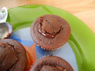 dark chocolate cupcakes peanut butter frosting