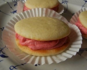 raspberry lemon whoopie pie