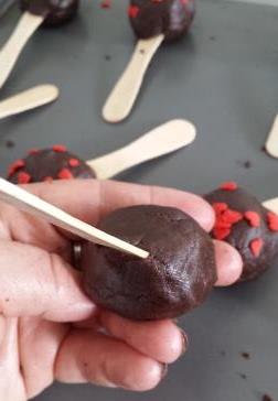 Stuffed cookie pops