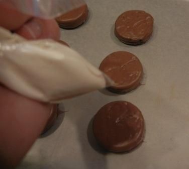 how to make chocolate dipped oreos