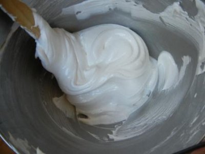 make a meringue pavlova